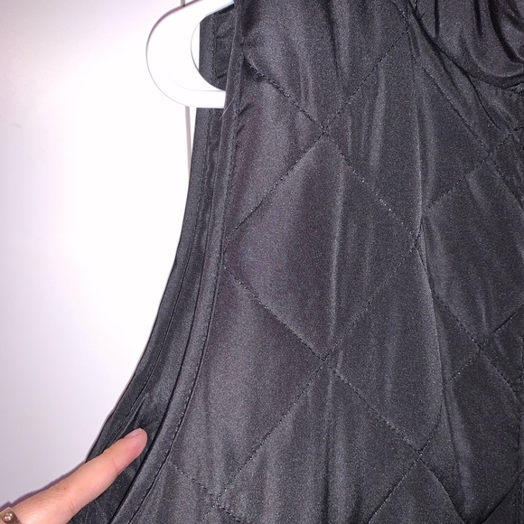 L Black Puffer Vest with Pockets - Picture 7 of 11